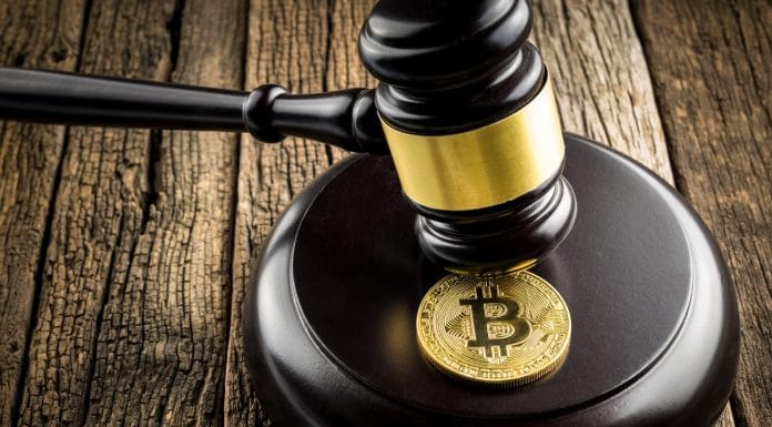 Moeda Bitcoin com martelo da justiça