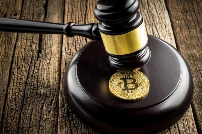 Moeda Bitcoin com martelo da justiça