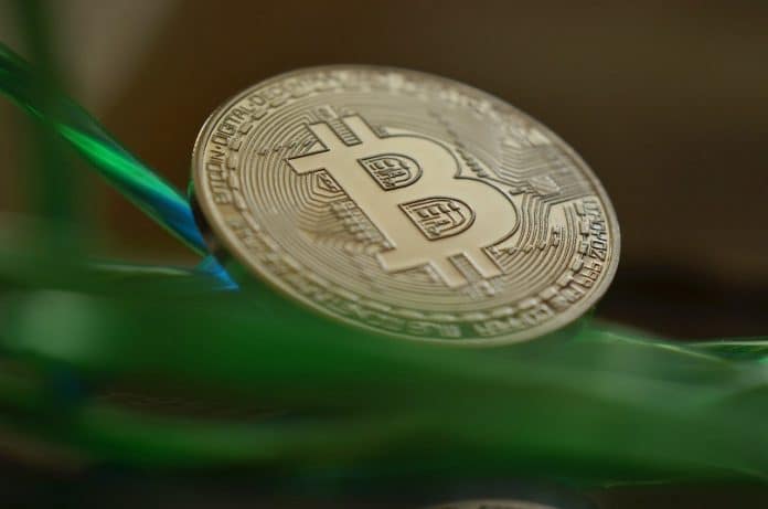 Moeda Bitcoin em fundo verde BTC