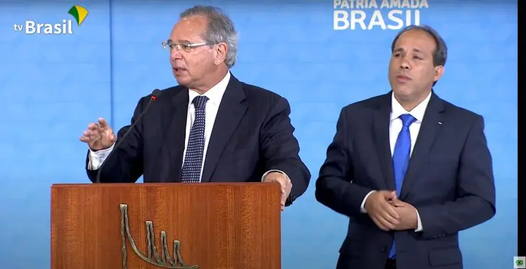 Ministro da Economia, Paulo Guedes, em cerimônia no Palácio do Planalto. Imagem: TV Brasil