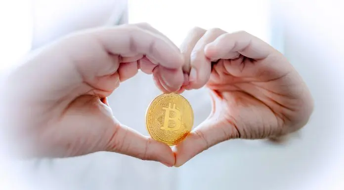 Bitcoin coração mão