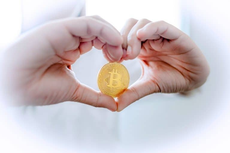 Bitcoin coração mão