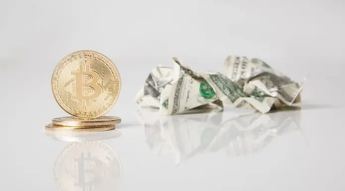 Bitcoin e dólar amassado