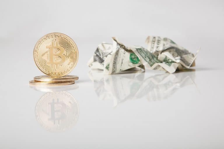 Bitcoin e dólar amassado