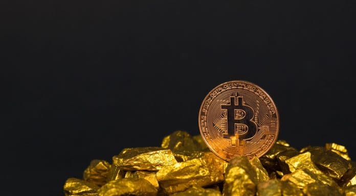 Bitcoin em cima de pilha de ouro