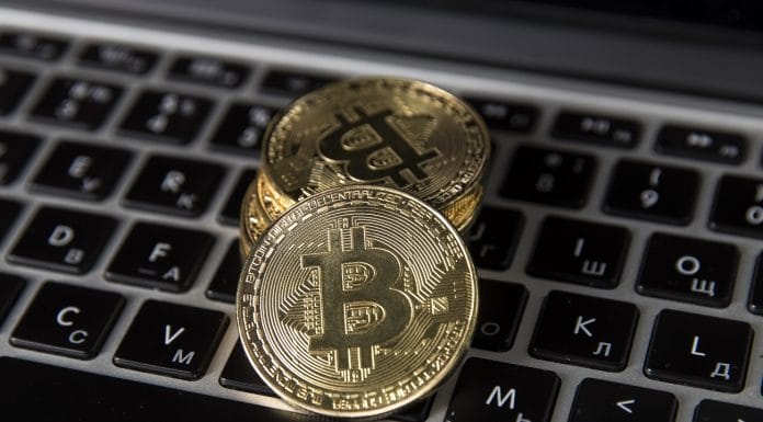 Bitcoin em cima de teclado desenvolvimento da moeda