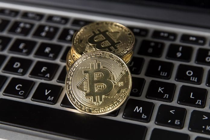 Bitcoin em cima de teclado desenvolvimento da moeda
