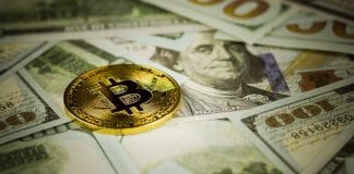 Bitcoin em cima de uma pilha de dólares