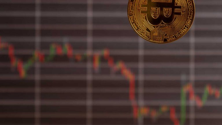 Bitcoin cai 5% após anúncio de mutação do coronavírus