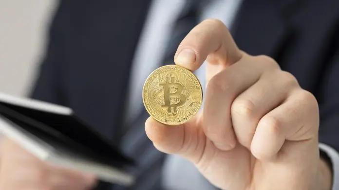 Empresário segurando um Bitcoin criptomoedas capital social