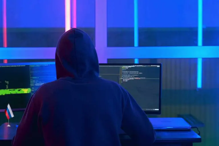 Hacker que roubou criptomoedas de empresário falecido é condenado a 6 anos e prisão