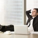 Homem relaxando em cadeira após melhor decisão