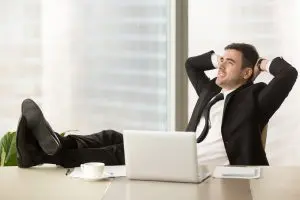Homem relaxando em cadeira após melhor decisão