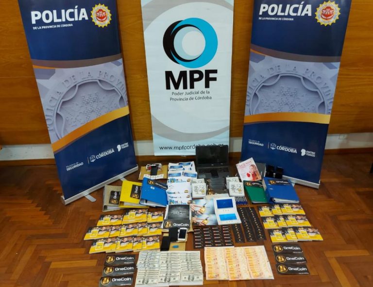 Material apreendido de Líderes da OneCoin pela Polícia. Merchandising, celulares, notebooks e dinheiro. Foto: (Polícia Argentina)