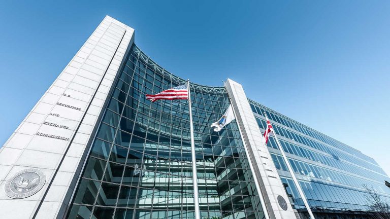 SEC processa Ripple em US$ 1.3 bilhão, XRP cai 33% e corretoras removem ativo