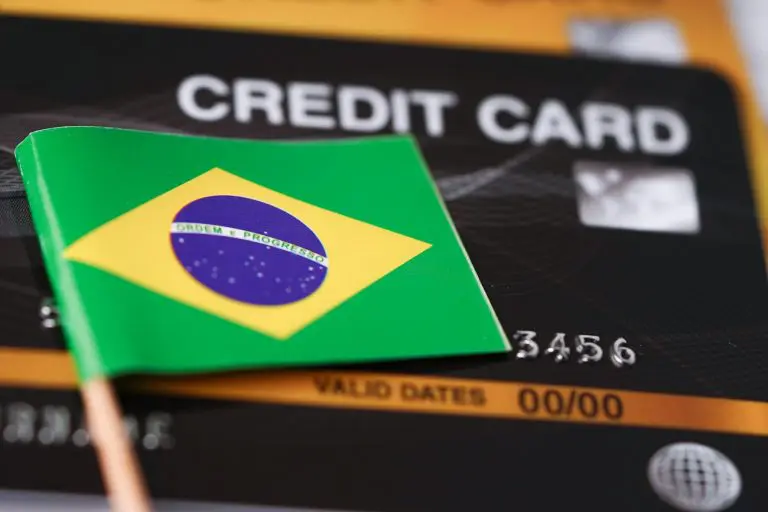 Bandeira do Brasil em cartão de crédito Binance Bitcoin