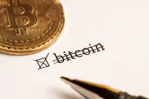 Bitcoin em um checkbox riscado