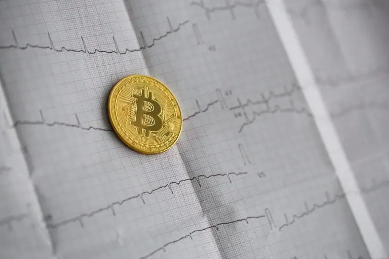 Bitcoin está vivo em gráfico de eletrocardiograma