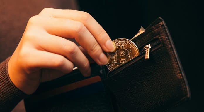 Carteira de Bitcoin moeda sendo guardada