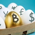 Cesta de ovos com Bitcoin e moedas fiduciárias