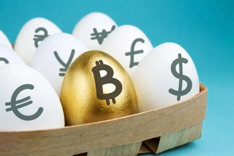 Cesta de ovos com Bitcoin e moedas fiduciárias