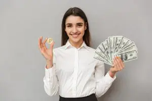 Empresa vai pagar parte dos salários em Bitcoin