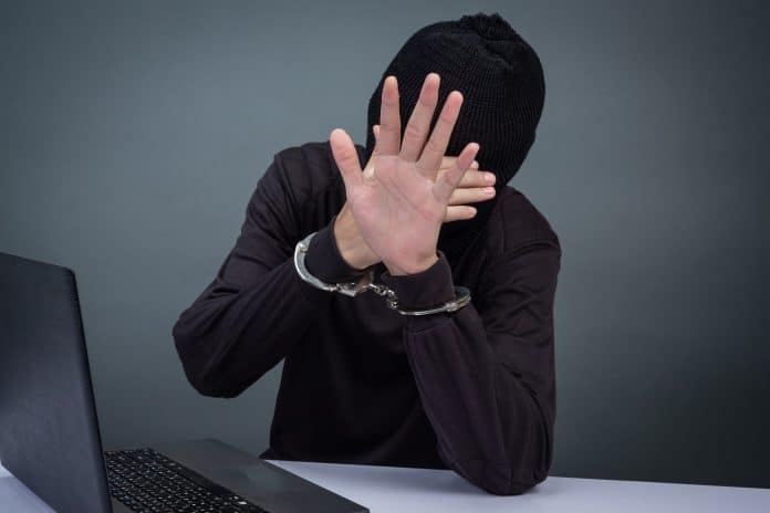 Hacker é mantido preso pela justiça