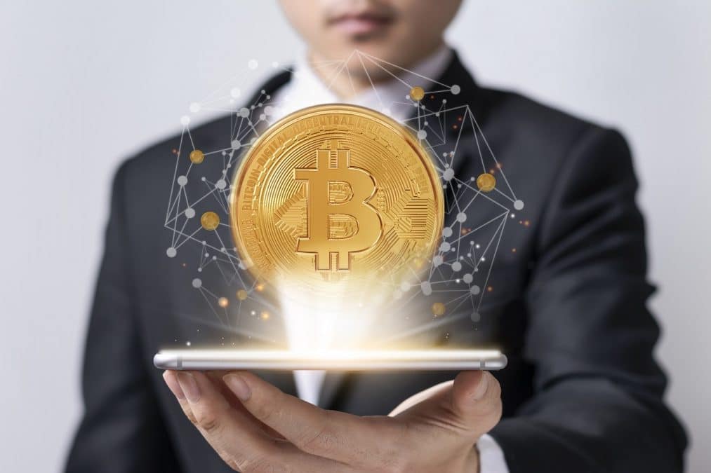Homem segurando Livro com Bitcoin Fundo