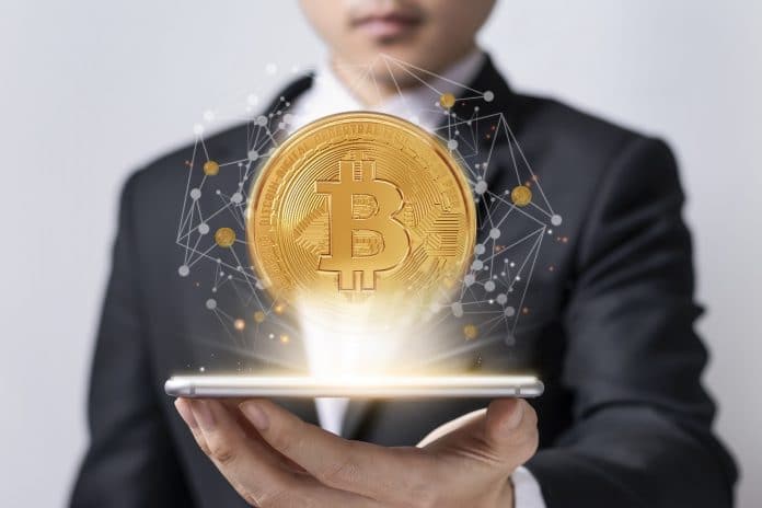 Homem segurando Livro com Bitcoin Fundo