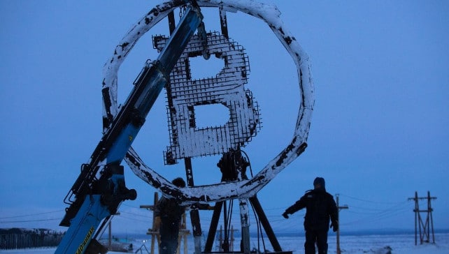 Empresa fez escultura de bitcoin feita com sucata. Imagem: Bloomberg