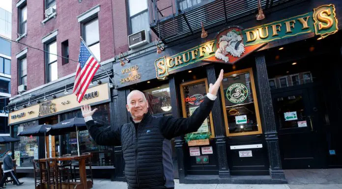 Patrick Hughes, proprietário dos bares - Hellcat Annie's e Scruffy Duffy - na Décima Avenida de NY. Imagem: Tamara Beckwith / NY Post