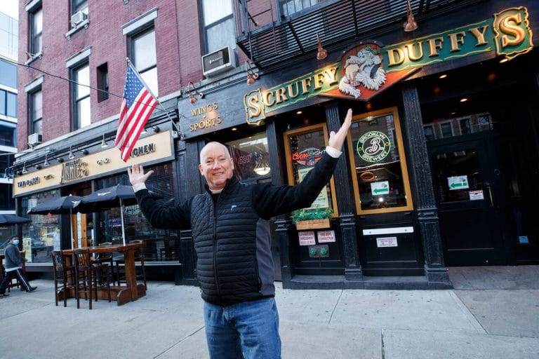 Patrick Hughes, proprietário dos bares - Hellcat Annie's e Scruffy Duffy - na Décima Avenida de NY. Imagem: Tamara Beckwith / NY Post