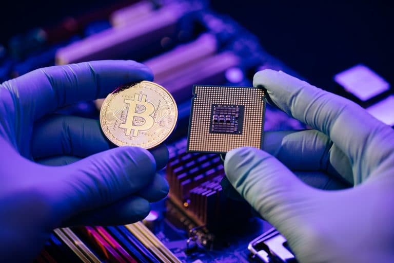 Bitcoin e placa para mineração de Bitcoin