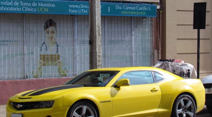 Camaro Amarelo, fabricado pela General Motors, que no Brasil é representada pela Chevrolet