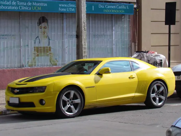 Camaro Amarelo, fabricado pela General Motors, que no Brasil é representada pela Chevrolet
