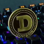 Criptomoeda Dogecoin (DOGE) em cima de teclado Elon Musk
