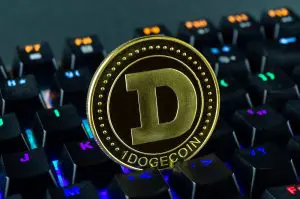 Criptomoeda Dogecoin (DOGE) em cima de teclado Elon Musk