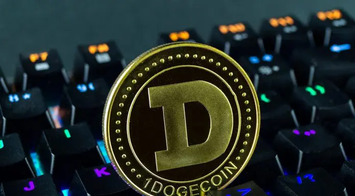 Criptomoeda Dogecoin (DOGE) em cima de teclado Elon Musk