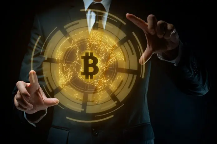 Empresário segurando mundo digital com Bitcoin mundial
