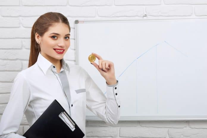Estudante segurando Bitcoin concurso