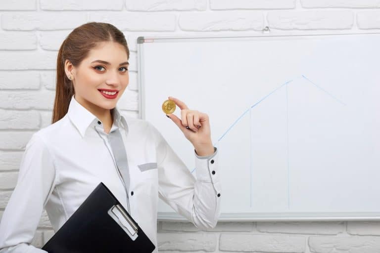 Estudante segurando Bitcoin concurso