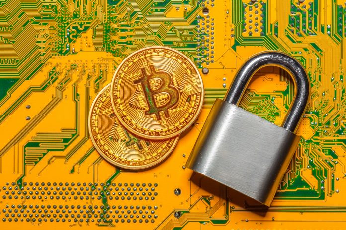 Moeda de Bitcoin e cadeado preso