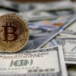 Moeda digital Bitcoin em cima de pilha de dólares