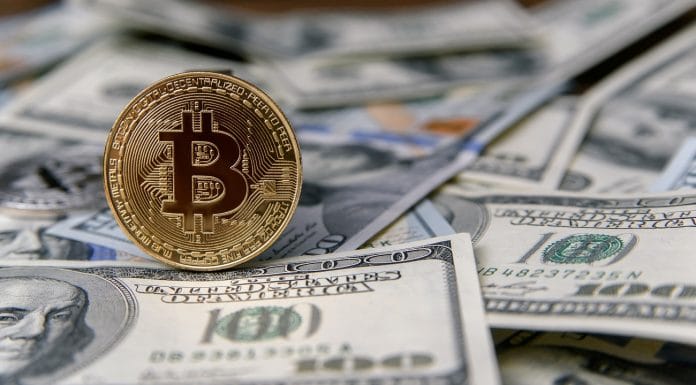 Moeda digital Bitcoin em cima de pilha de dólares