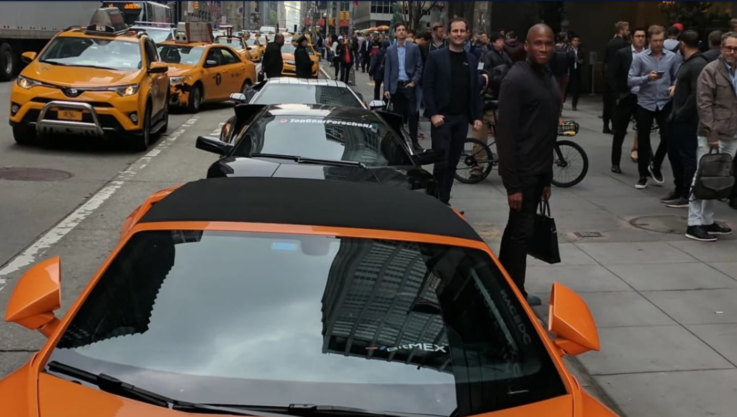 Imagens tiradas dos feeds de mídia social de Greg Dwyer de Lamborghinis em uma conferência bitcoin em Manhattan.