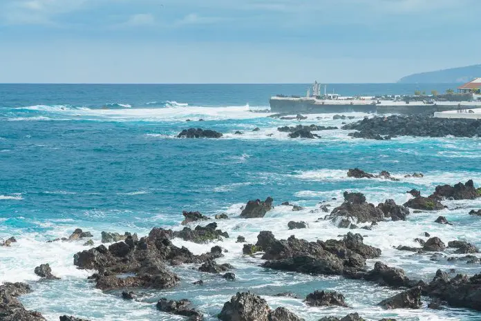 Costa rochosa da ilha de Tenerife, governo quer vender bitcoin
