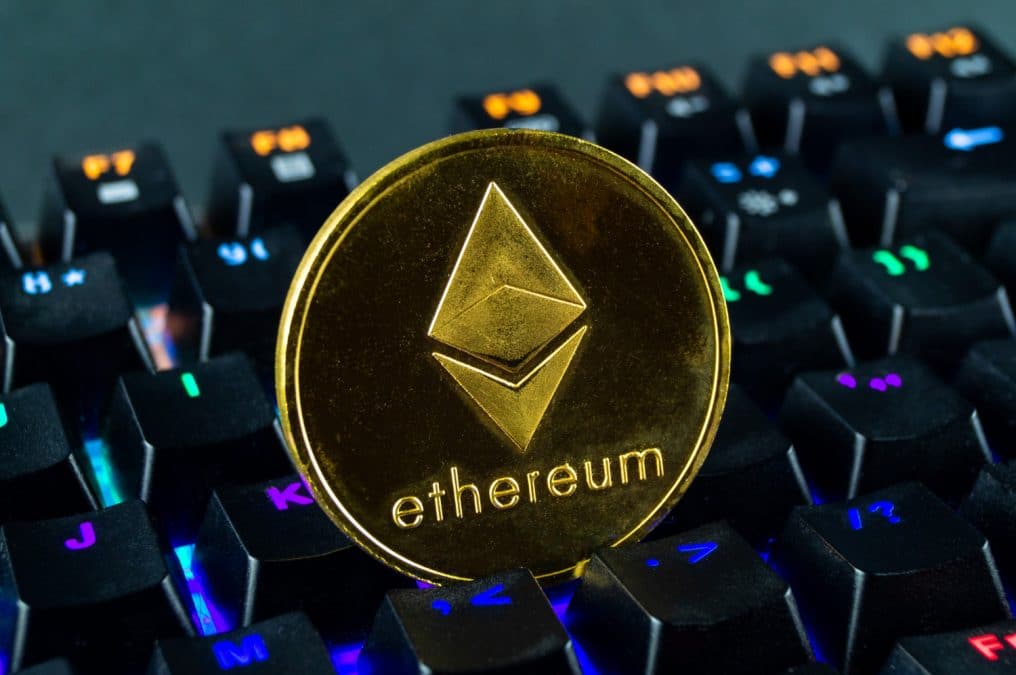 Mineração mineraram minerando Criptomoeda Ethereum sobre teclado