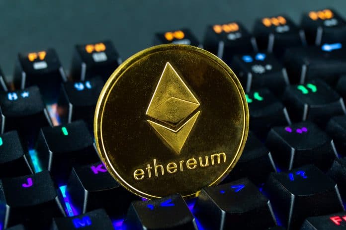 Mineração mineraram minerando Criptomoeda Ethereum sobre teclado