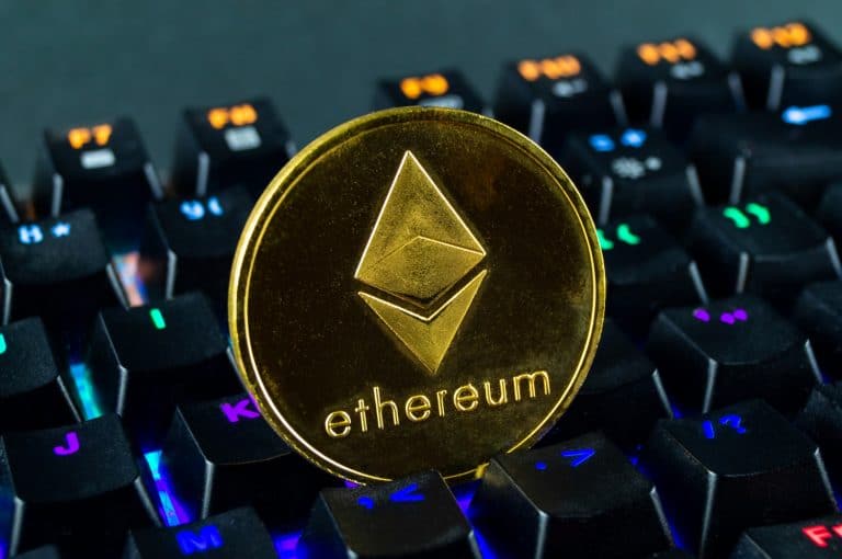 Mineração mineraram minerando Criptomoeda Ethereum sobre teclado