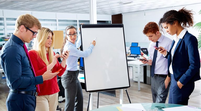 Jovens distraídos. Imagem: Adobe Stock
